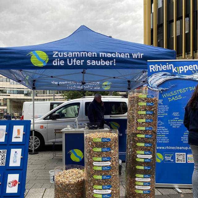 Drei volle durchsichtige Behälter mit Zigarettenkippen