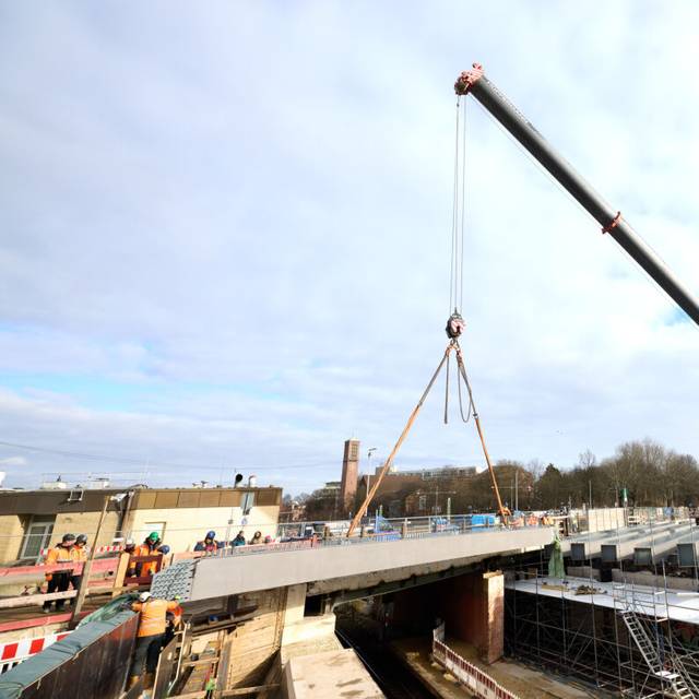 Der Bau einer Brücke ist auf dem Bild zu erkennen.