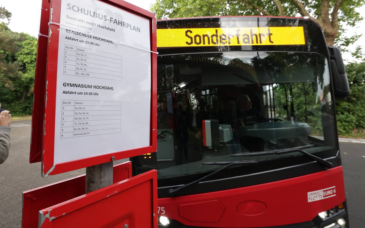 Roter Rheinbahn-Bus mit dem Schild "Sonderfahrt" ist aus Erkrath am alten Schlossgymnasium in Benrath angekommen.