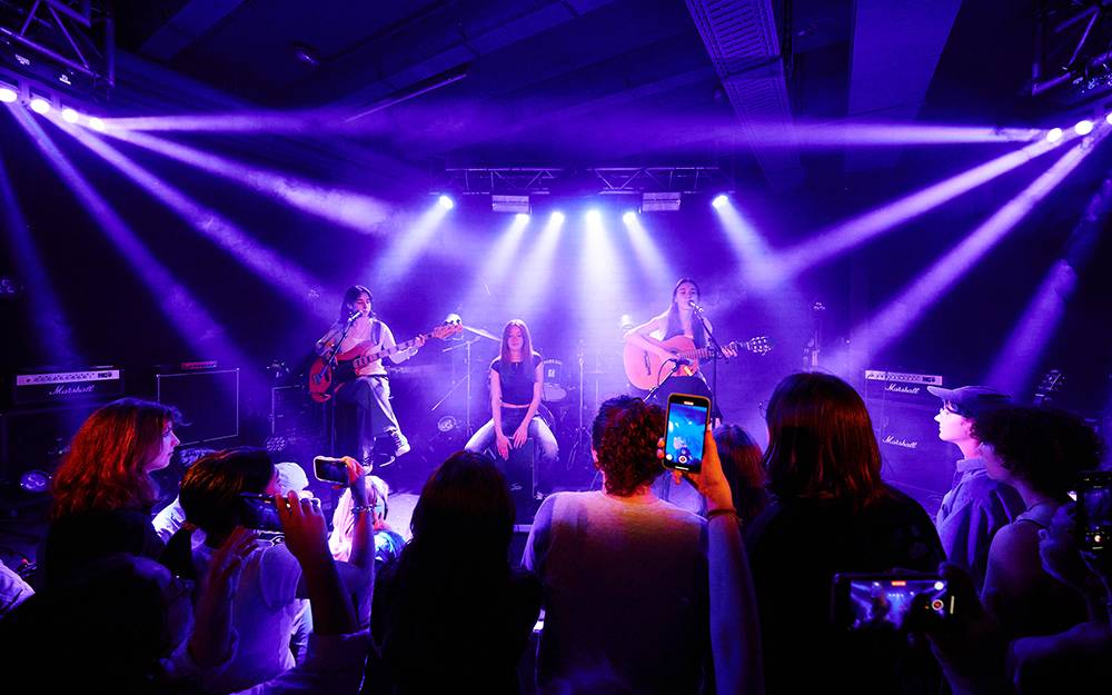 Im zakk findet am Donnerstag das akki Newcomer Festival statt, bei dem Newcomer*innen die Möglichkeit bekommen ihre Musik vor Publikum zu präsentieren.