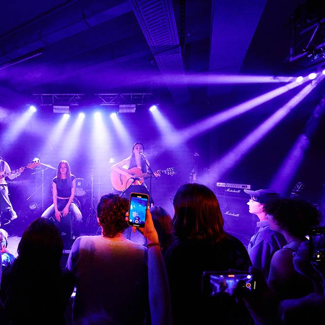 Im zakk findet am Donnerstag das akki Newcomer Festival statt, bei dem Newcomer*innen die Möglichkeit bekommen ihre Musik vor Publikum zu präsentieren.