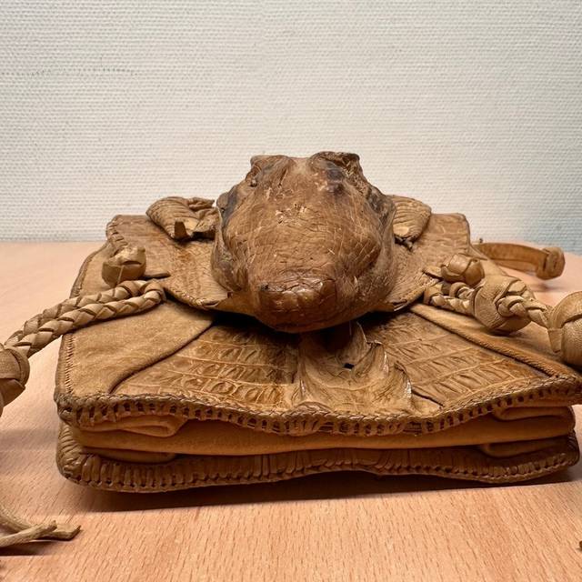 Eine am Flughafen sichergestellte Krokodil-Handtasche.