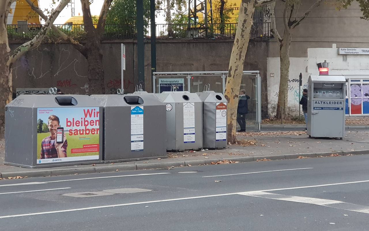 Mehrere Container stehen am Straßenrand.