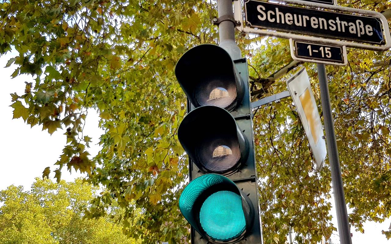 Eine grüne Ampel an der Scheurenstraße in Düsseldorf.