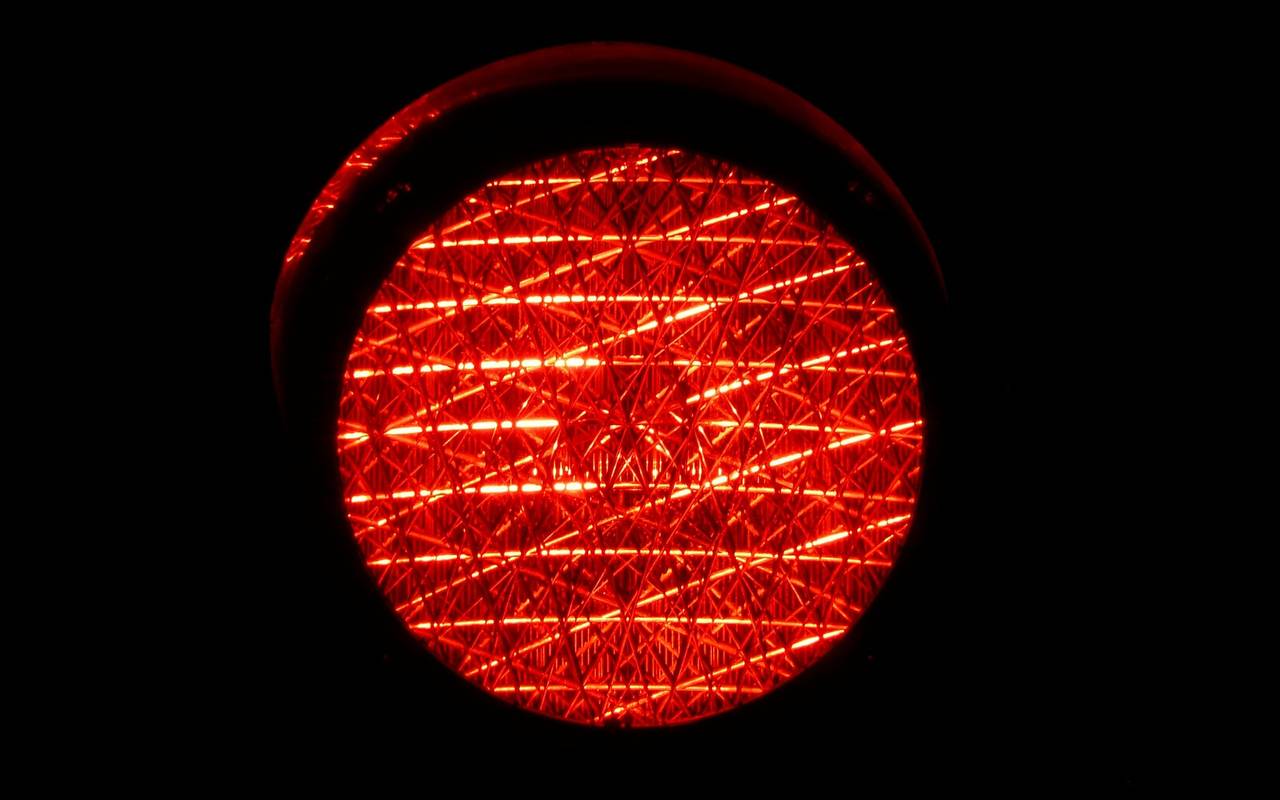 Eine rote Ampel.