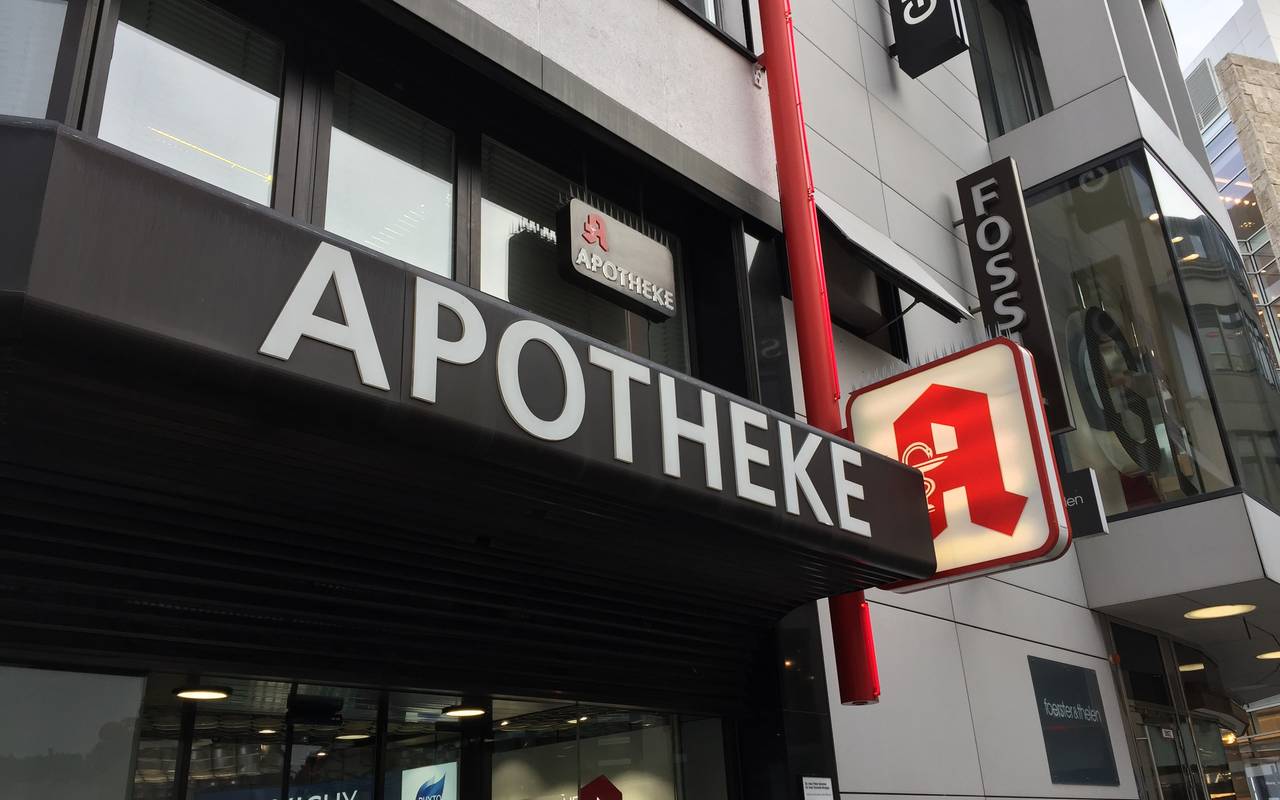 Die Außenansicht einer Apotheke am Schadowplatz.