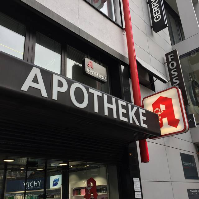 Die Außenansicht einer Apotheke am Schadowplatz.