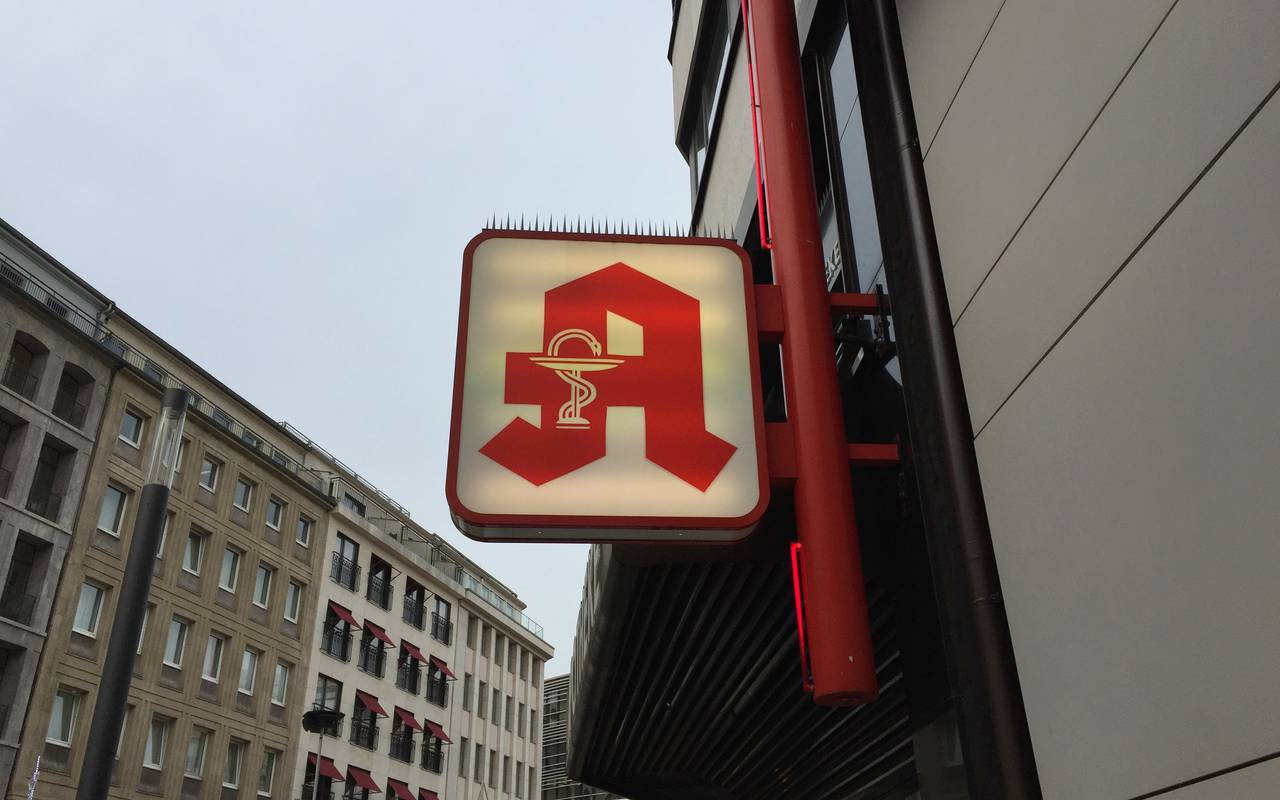 Ein Apothekenschild macht Werbung für eine Apotheke am Schadowplatz.
