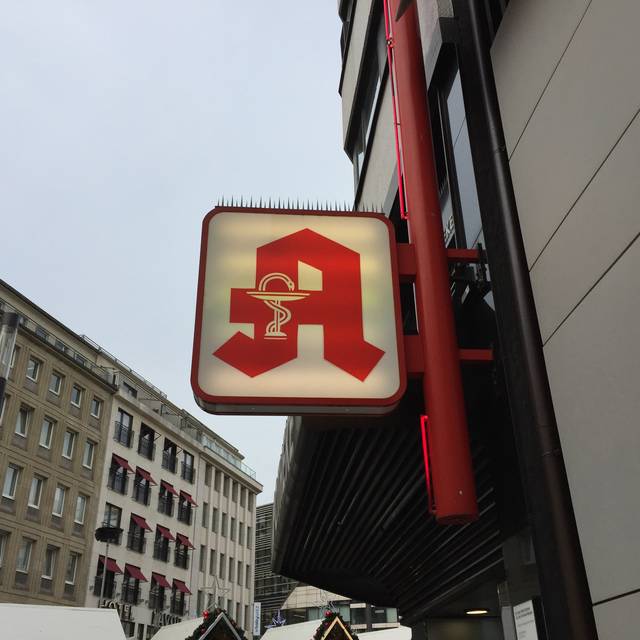 Ein Apothekenschild macht Werbung für eine Apotheke am Schadowplatz.