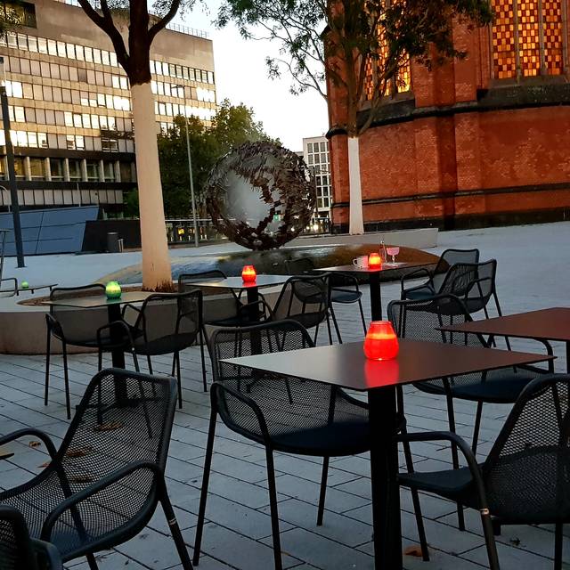 Außengastronomie im Umfeld der Schadow-Arkaden. Im Hintergrund ist die Johanneskirche zu erkennen.