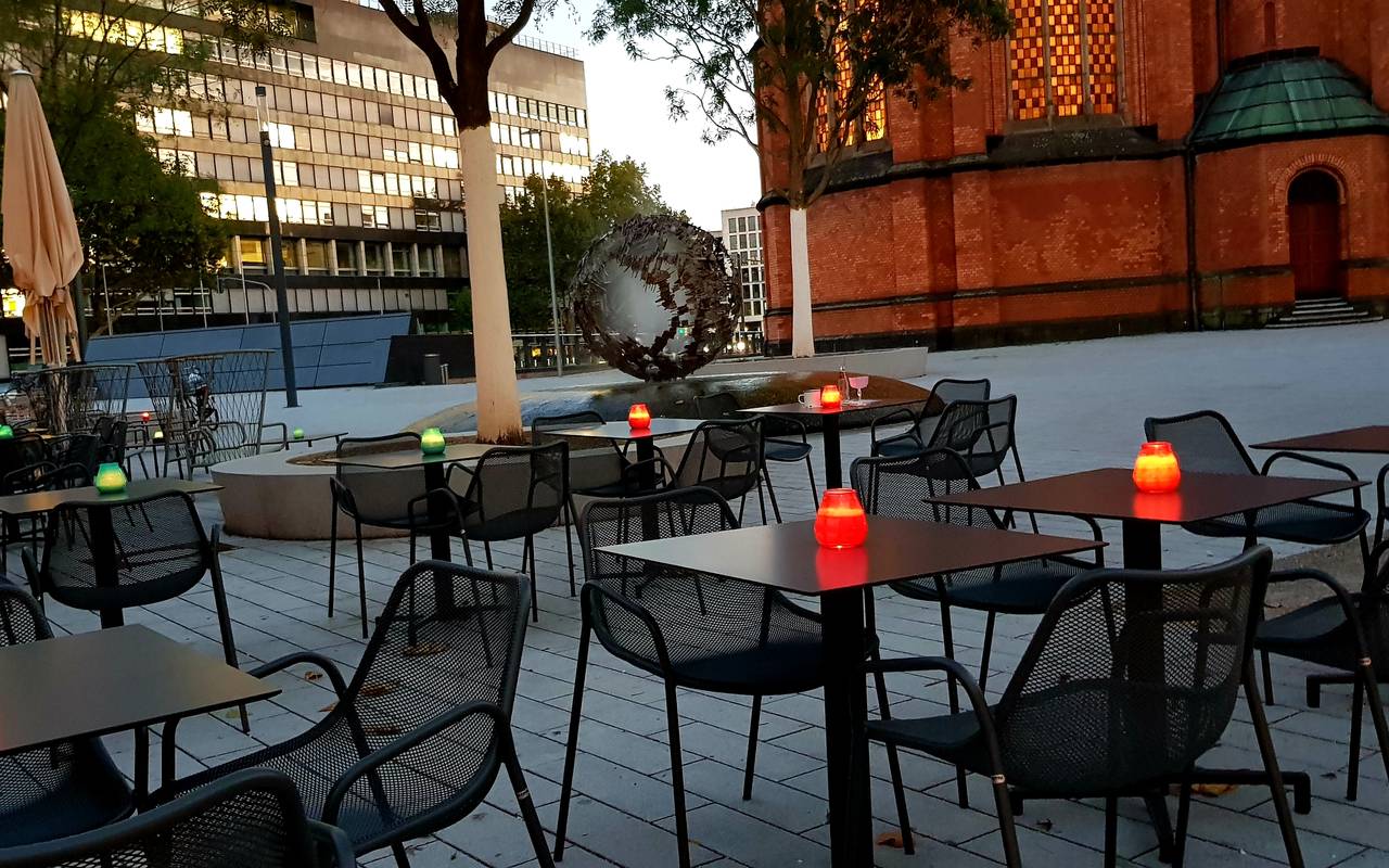 Außengastronomie im Umfeld der Schadow-Arkaden. Im Hintergrund ist die Johanneskirche zu erkennen.