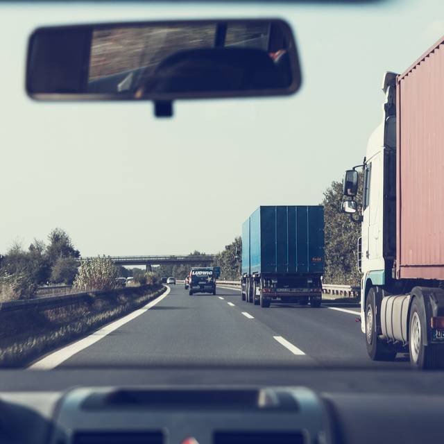 Autobahn mit zwei LKW