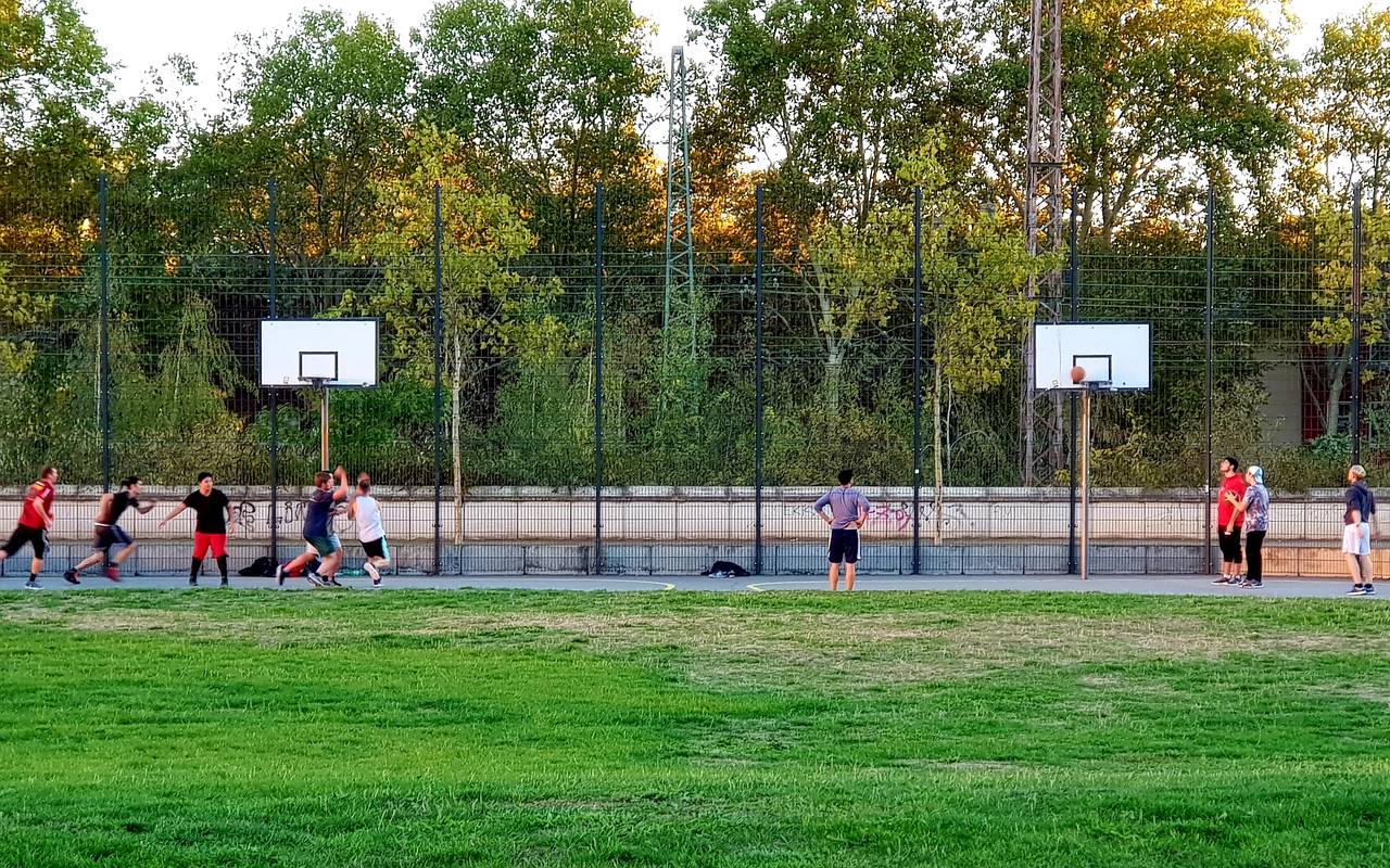 Eine Gruppe Jugendlicher spielt Basketball.