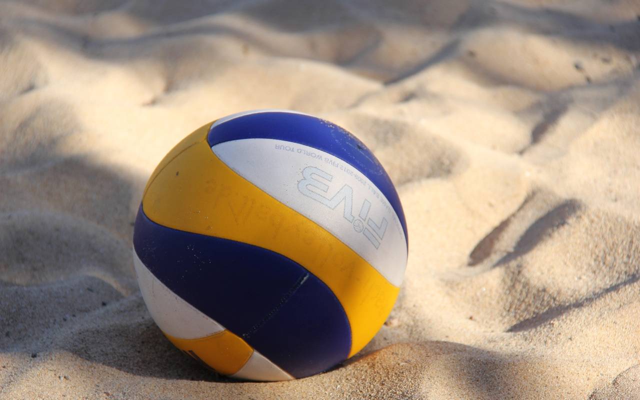 Ein Beachvolleyball liegt im Sand, Beachvolleyball-EM