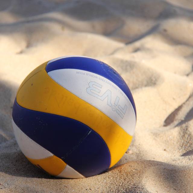 Ein Beachvolleyball liegt im Sand, Beachvolleyball-EM