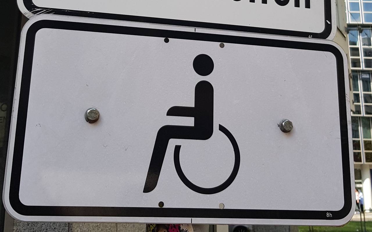 Ein blaues Parkschild erlaubt ausschließlich Menschen mit Behinderung das Parken.