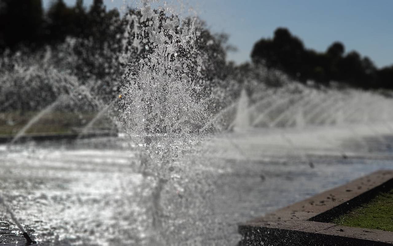 Ein sprudelnder Brunnen im Düsseldorfer Nordpark.