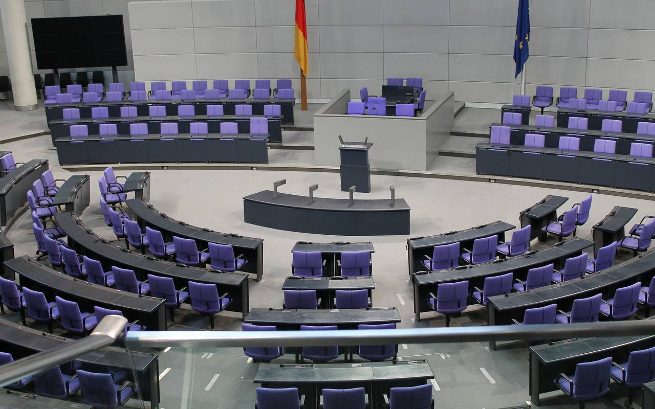 Der Bundestag in Berlin. Fotografiert von der Empore im Zuschauerraum. Die Stühle und auch die Regierungsbank sind leer.