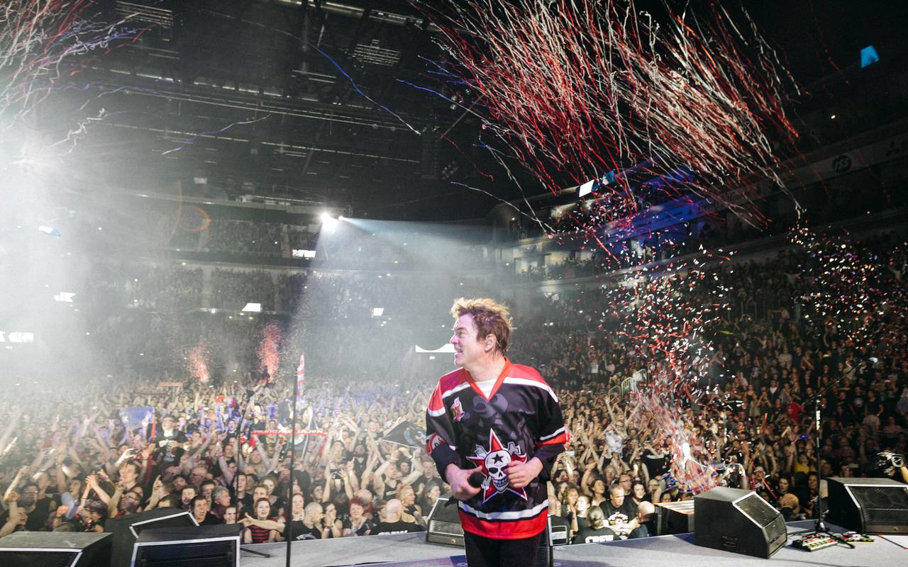 Campino, der Sänger der Toten Hosen, steht auf einer Bühne. Er hat ein DEG-Trikot an. Im Hintergrund tobt die Menge.