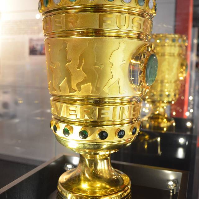 Der DFB-Pokal steht in einer Vitrine.