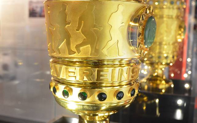 Der DFB-Pokal steht in einer Vitrine.