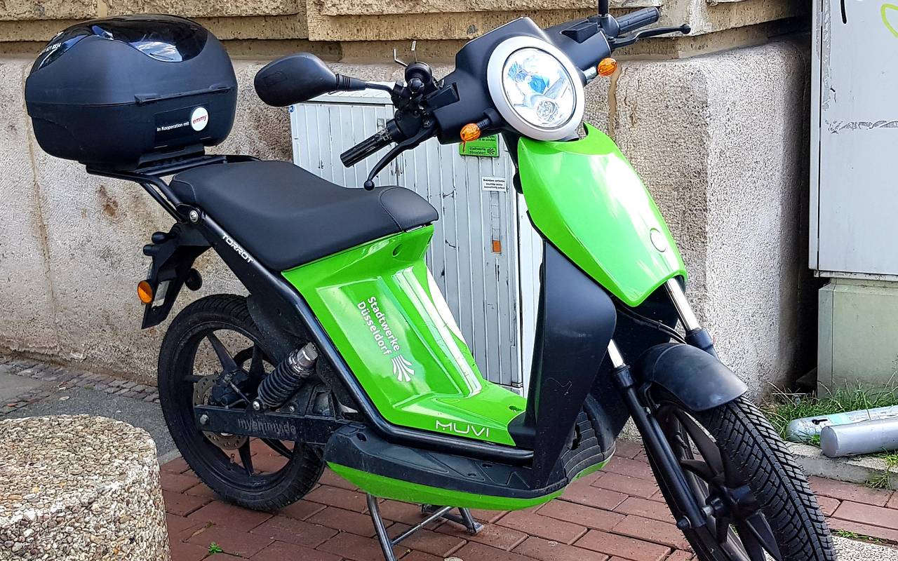 Ein Eddy roller der Stadtwerke steht vor einer Wand.