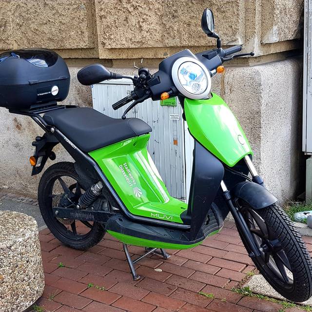 Ein Eddy roller der Stadtwerke steht vor einer Wand.