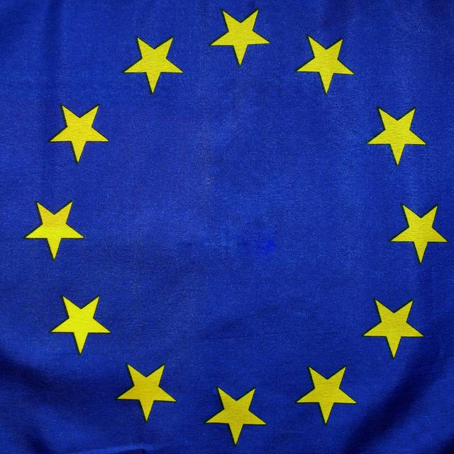 Die Euroflagge mit gelben Sternen auf blauem Grund.