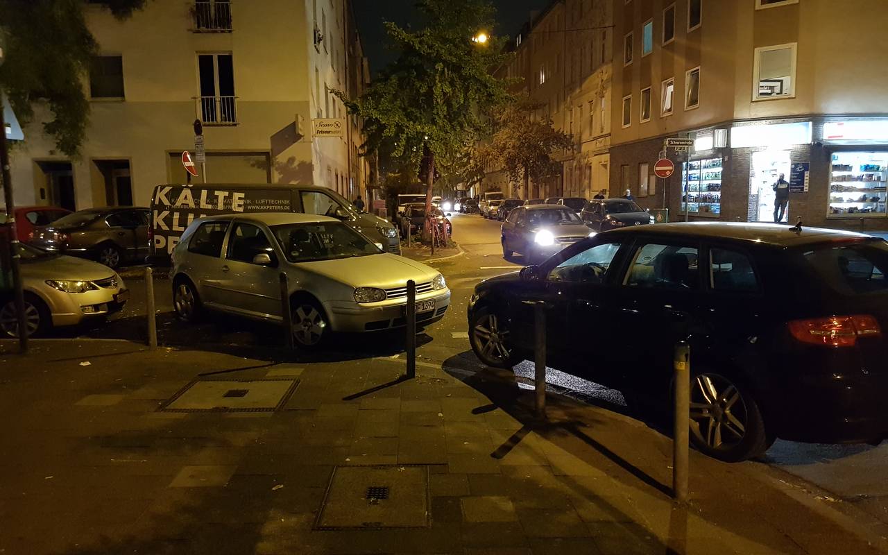 Falschparker, das Bild wurde abends aufgenommen