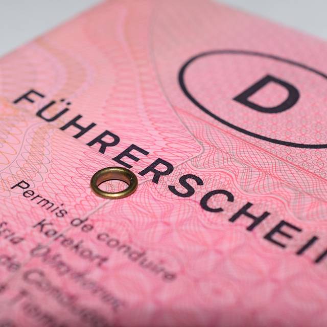 Ein pinker Papier-Führerschein.