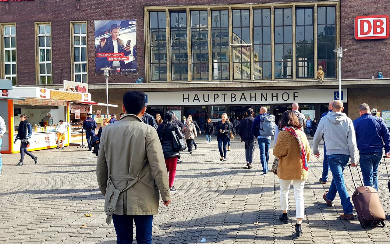 Blick auf den Haupteingang des Düsseldorfer Hauptbahnhofs, Konrad-Adenauer-Platz