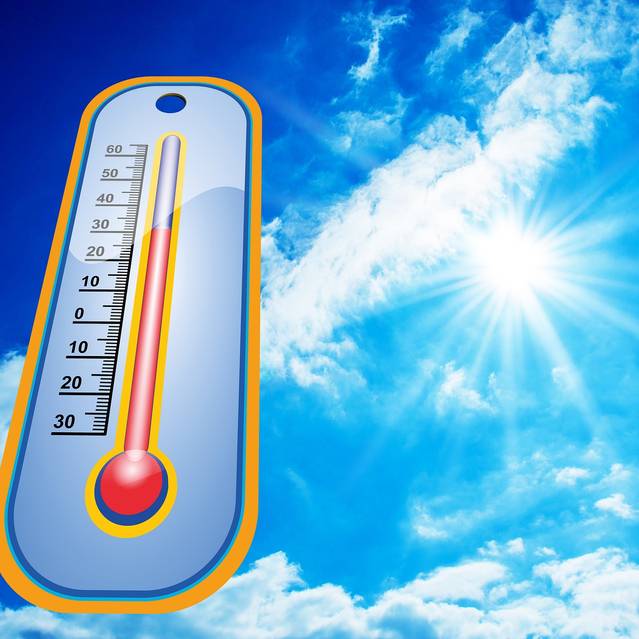 Ein Thermometerzeigt hohe Temperaturen an. Die Sonne brennt von einem blauen Himmel.