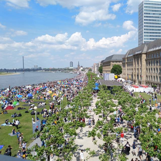 Menschemassen am Rhein und an der Rheinuferpromenade. Es findet der Japan-Tag statt.
