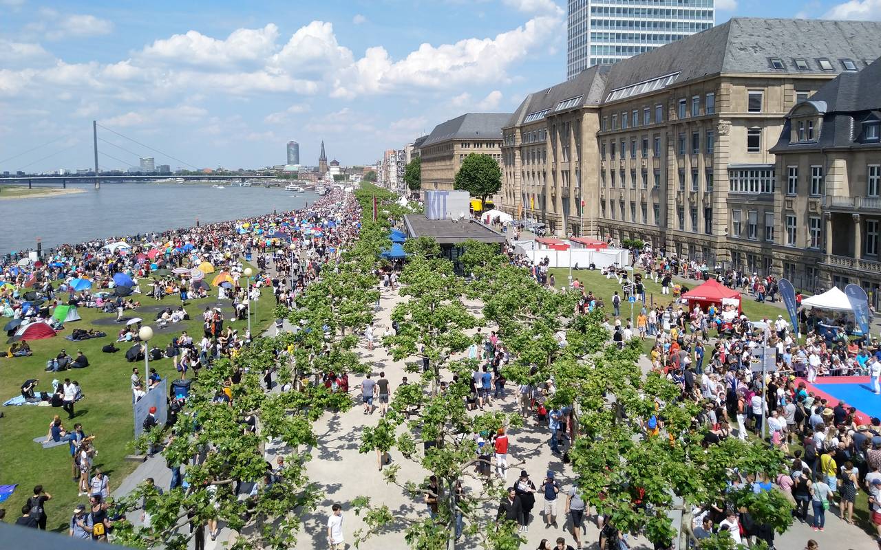 Menschemassen am Rhein und an der Rheinuferpromenade. Es findet der Japan-Tag statt.