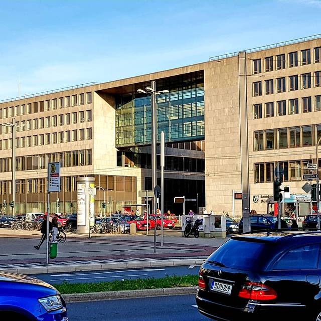 Das Amts- und Landgericht in Düsseldorf in Oberbilk. Davor Autos im Berufsverkehr, die in Oberbilk unterwegs sind.