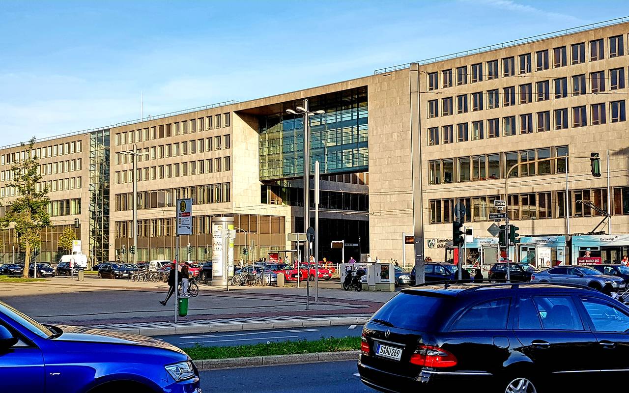 Das Amts- und Landgericht in Düsseldorf in Oberbilk. Davor Autos im Berufsverkehr, die in Oberbilk unterwegs sind.