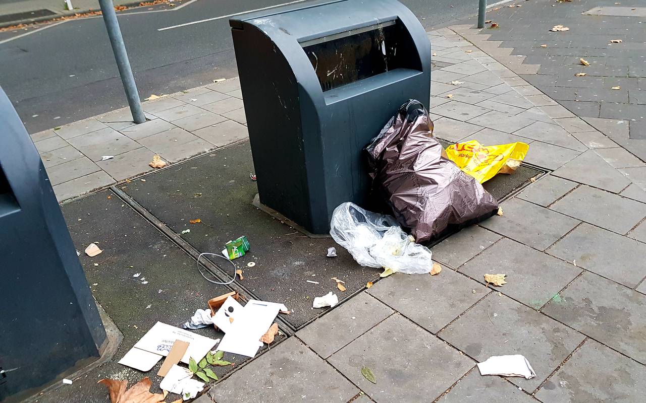 Müll vor unterirdischen Müllcontainern.