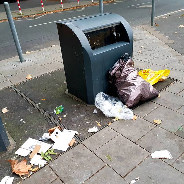 Müll vor unterirdischen Müllcontainern.