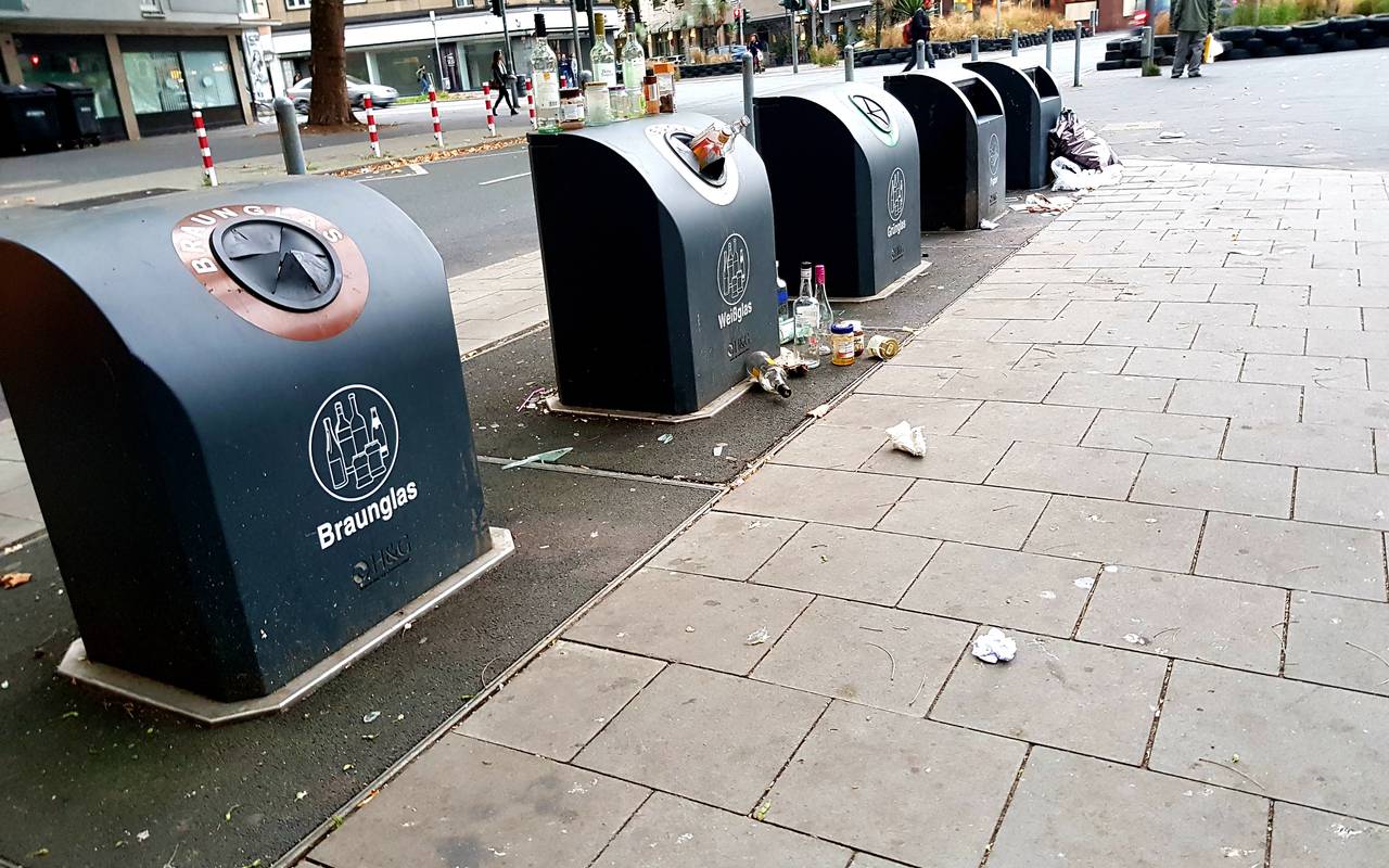 Leicht überfüllte Müll-Container am Stresemannplatz.