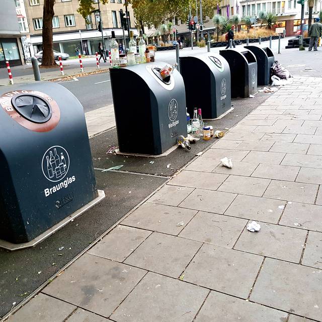 Leicht überfüllte Müll-Container am Stresemannplatz.