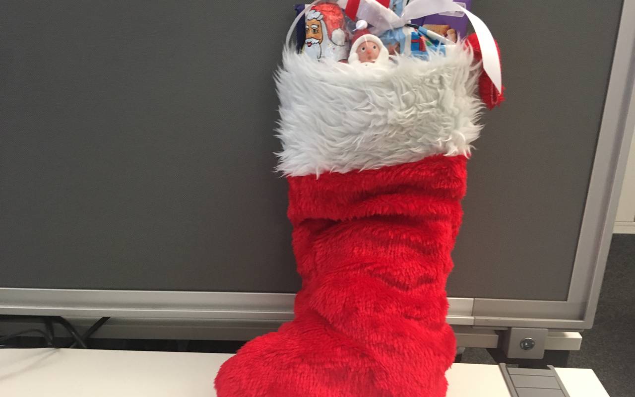 mit Süßigkeiten gefüllter roter Nikolausstiefel
