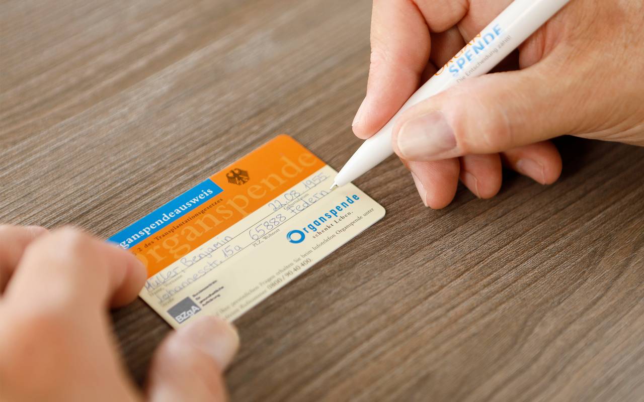 Ein Organspendeausweis wird ausgefüllt