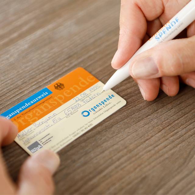 Ein Organspendeausweis wird ausgefüllt