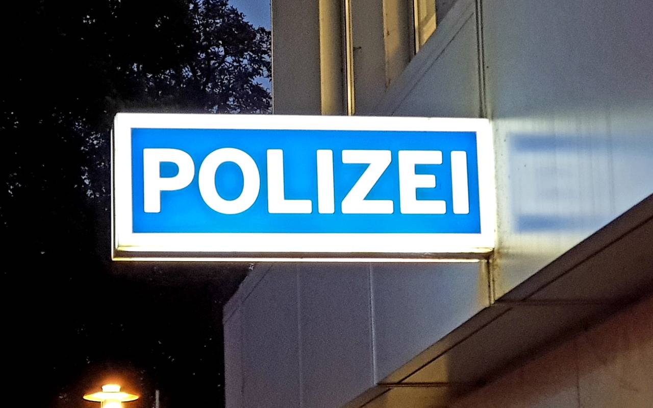 Die Altstadtwache der Polizei mit einem Schild mit der Aufschrift "Polizei".