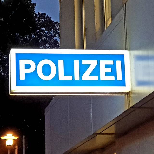 Die Altstadtwache der Polizei mit einem Schild mit der Aufschrift "Polizei".