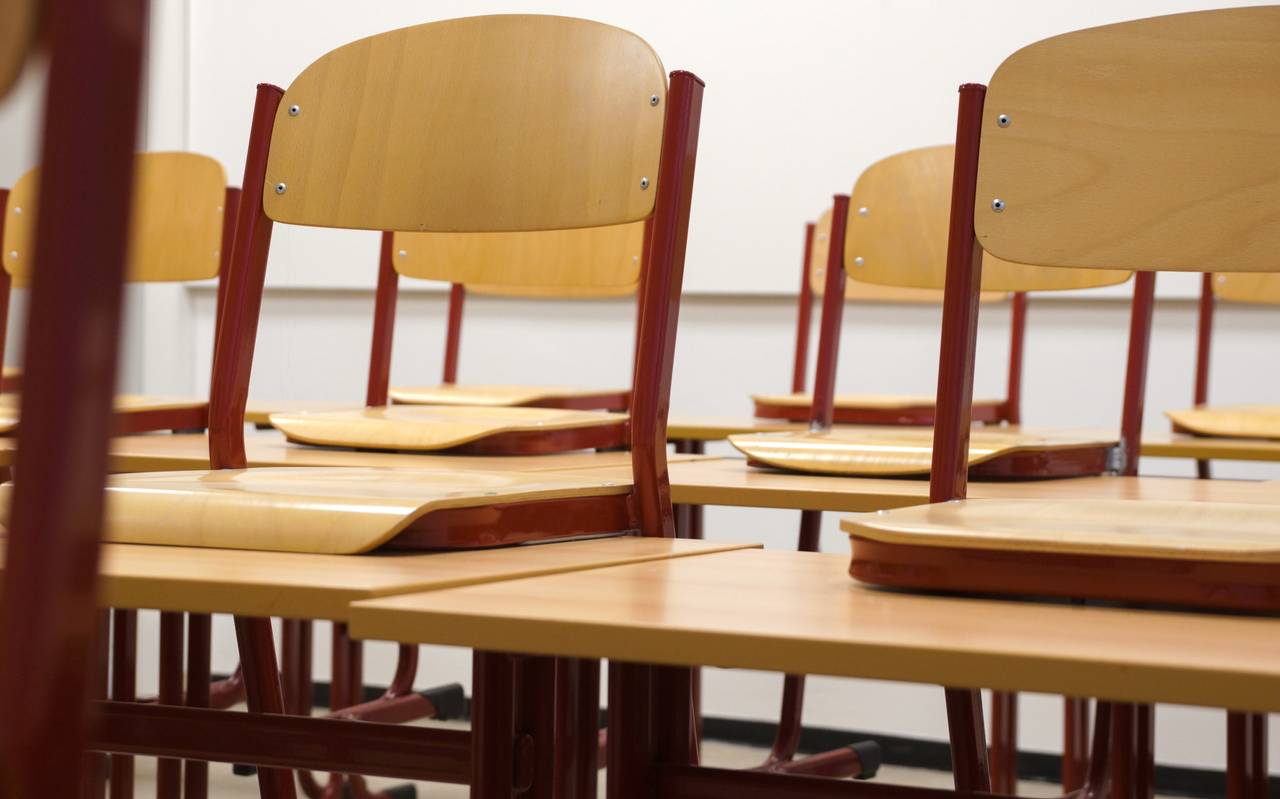 Aufnahme von einem Klassenraum nach dem Unterricht. Die Stühle sind hochgestellt