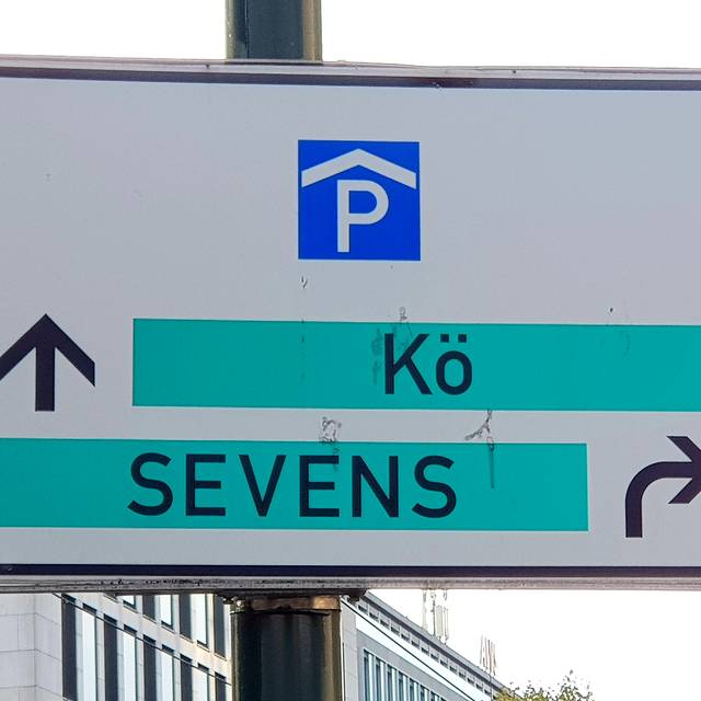 Ein Schild weist auf Parkhäuser und Parkplätze hin.