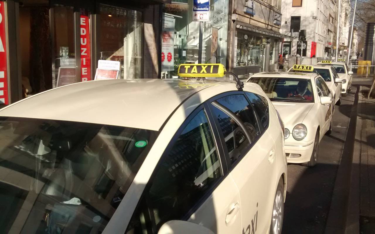 Taxen in der Warteschlange. Das Bild wurde auf der Heinrich-Heine-Allee aufgenommen-
