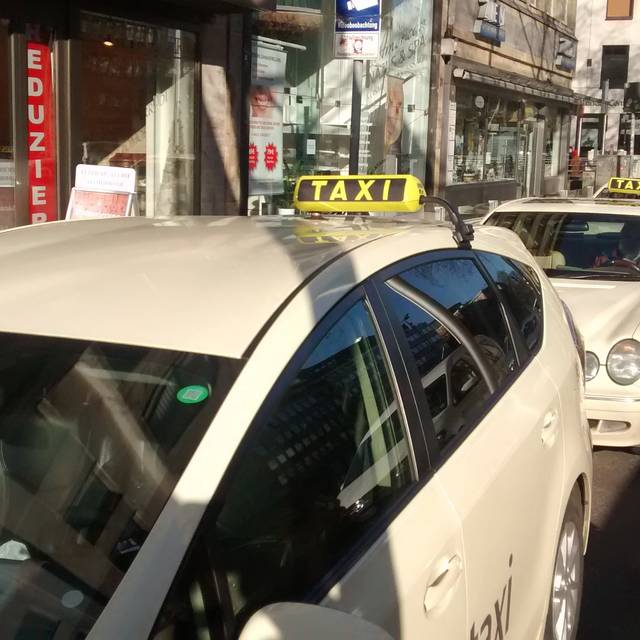 Taxen in der Warteschlange. Das Bild wurde auf der Heinrich-Heine-Allee aufgenommen-