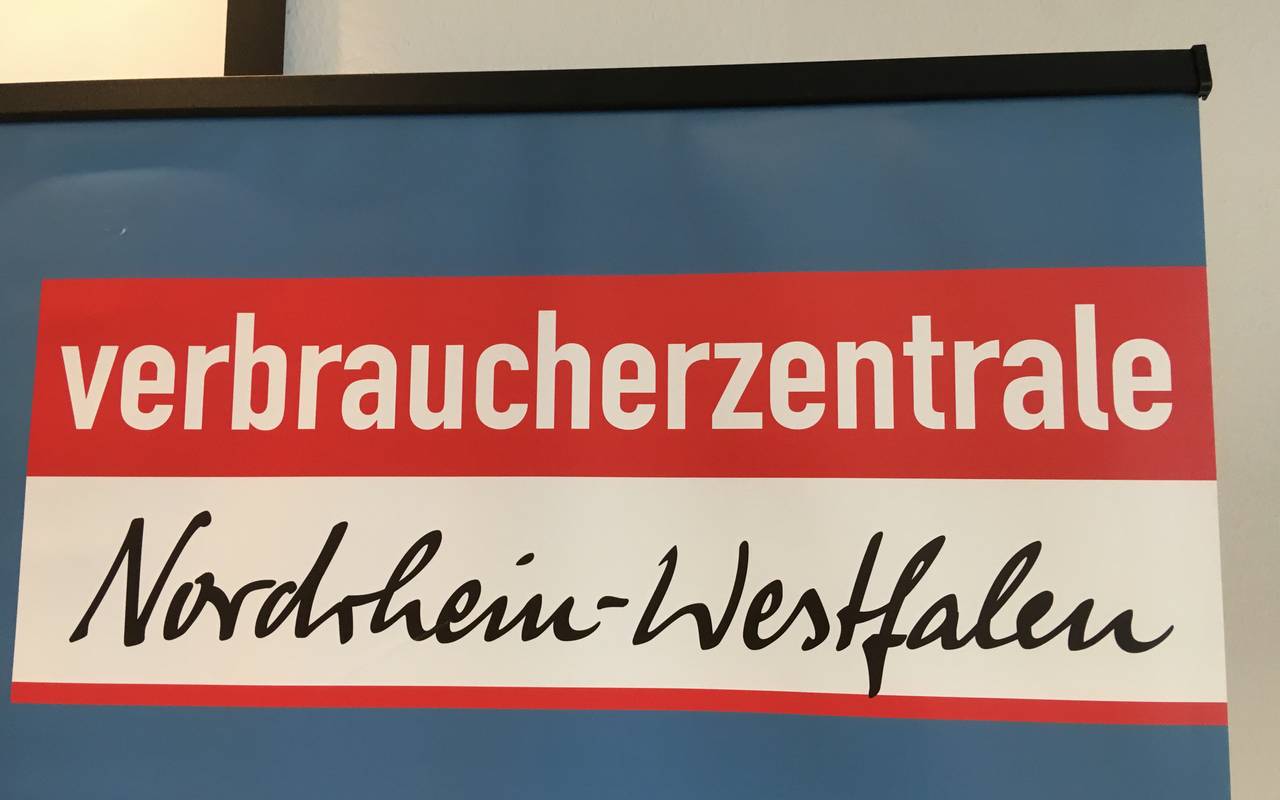 Ein Hinweisschild der Verbraucherzentrale NRW.